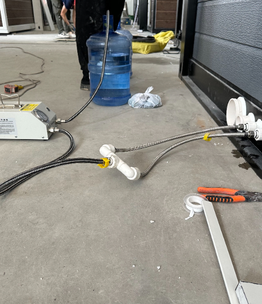 Inspection de l'eau par test de pression dans toute la salle de bain